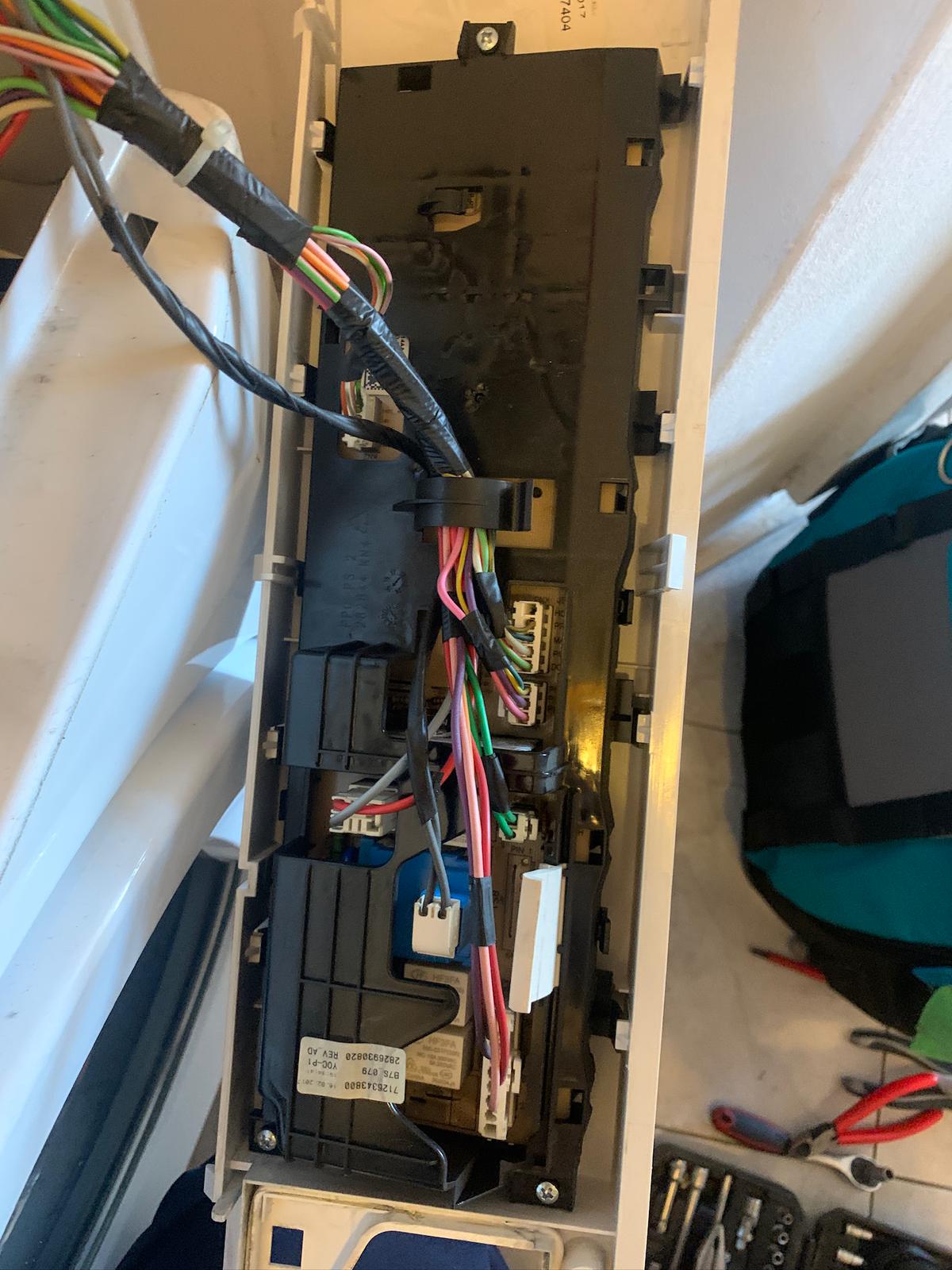 Ел услуги Варна – електротехник и сервиз техника