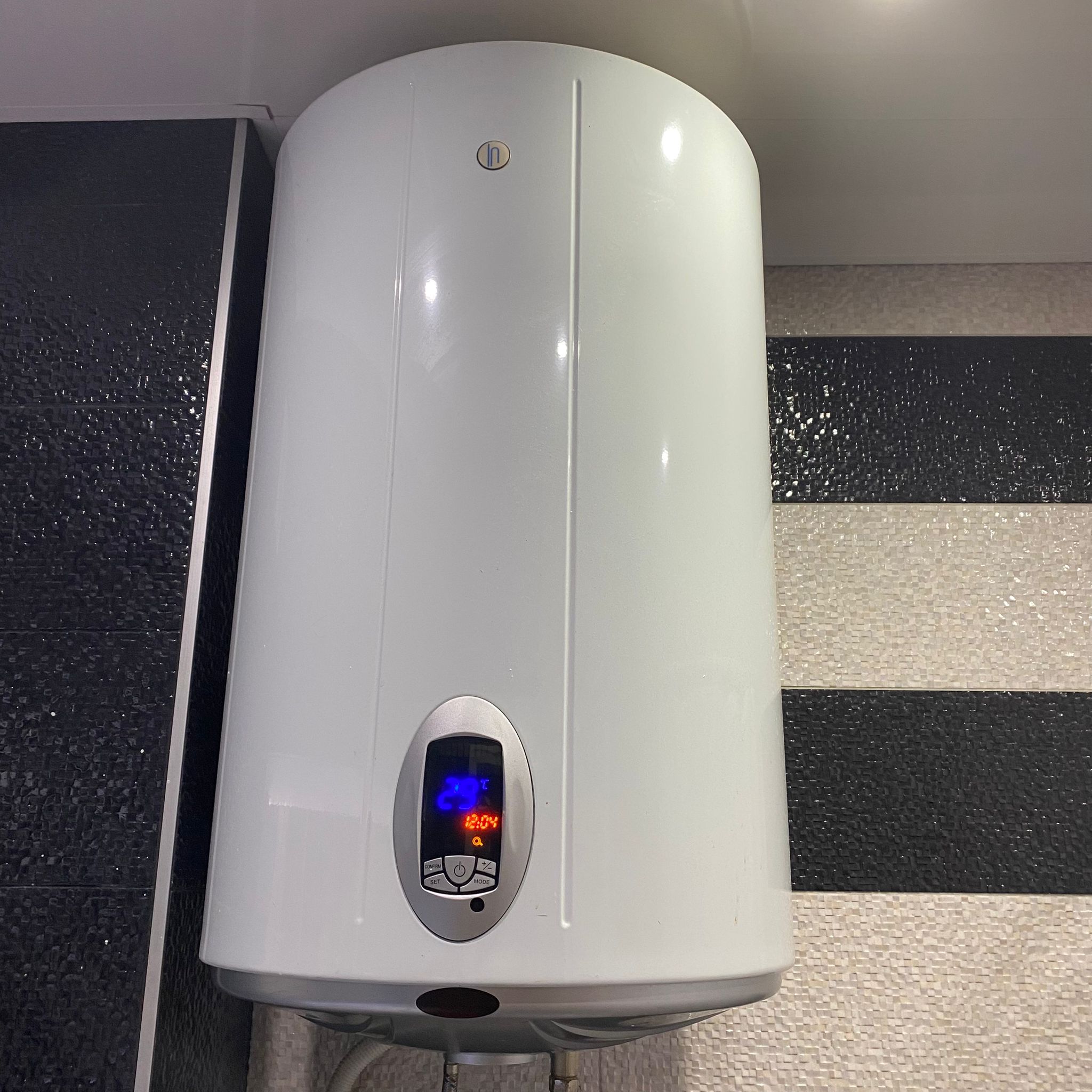 Бойлерът не загрява във Варна и София – шумове, капки и падащи предпазители